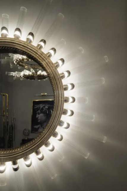Итальянское настенное зеркало MAJESTIC WALL LIGHT MIRROR от  LUXXU