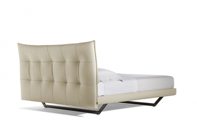 Итальянская кровать Aurora Tre Bed от Poltrona Frau